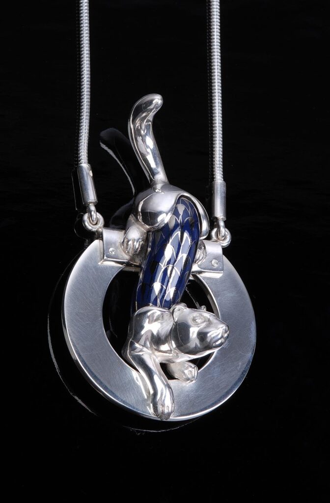 Kék festett porcelán testű hermelin függő ezüst kígyóláncon