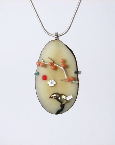 Necklace with Rosa Berries and Shiba Bird